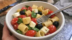 Pasta fredda mediterranea con pomodorini e mozzarella: fresca e pronta in poco tempo