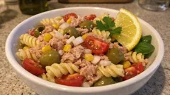 Pasta fredda al tonno con mais e olive: pronta in poco tempo e ancora più buona dopo il riposo