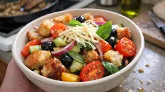 Panzanella ricca con aceto di mele: l’insalata di pane che sazia (senza fornelli)