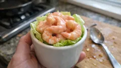 Cocktail di scampi in coppetta: salsa rosa allo yogurt, pronto in 10 minuti