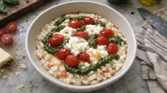 Risotto alla caprese cremoso: con pesto, stracciatella e pomodorini confit