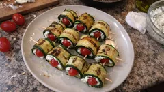 Spiedini di zucchine grigliate ripiene: i rotolini veloci che puoi preparare anche in anticipo
