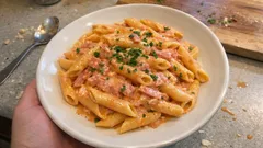 Penne al baffo cremose: il primo veloce con panna, pomodoro e prosciutto cotto