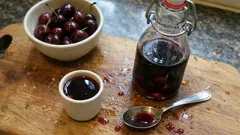 Liquore di ciliegie fatto in casa: profumato e facile, con macerazione di 24 ore