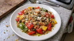 Peperoni ammollicati in padella: capperi e mollica croccante in pochi minuti