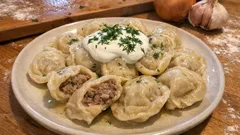 Pelmeni fatti in casa: ravioli russi di carne con panna acida e aneto